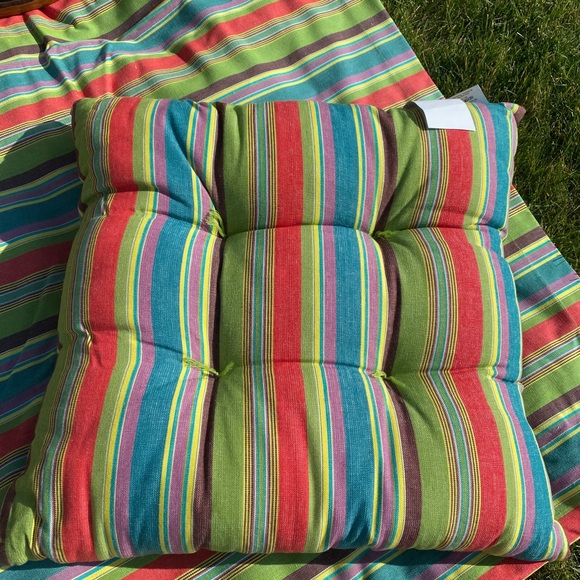 NWT Crate&Barrel set 2 cushions/coated picnic blanket green/red Hutton Stripe - Picture 5 of 11